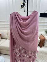 فستان سهرة لحمي ضيق بتطريز بارز وشال أنيق