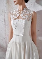 فستان ميد شانطون ناعم بتفاصيل الدانتيل الفاخر - أب...