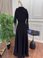 فستان طويل بأكمام مزينة باللؤلؤ وفتحة ساق جريئة