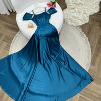 فستان سهرة بترولي خامة تفته استرتش على تطريز كرستا...