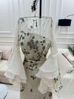 فستان سهرة أبيض مطرز بتصميم فاخر وأكمام شفافة