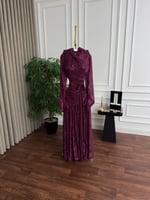 فستان "فينوس" الأرجواني بتفاصيل التل المشجر