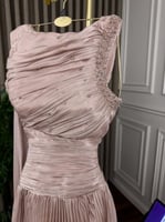 تصميم فاخر بفستان كرنكل كاب طويل وكسرات ناعمة