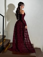 فستان سهرة خمري فاخر بقماش باربي وتطريز ورد ثلاثي...