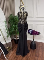 فستان سهرة أسود باربي ودانتيل شفاف لإطلالة جريئة