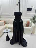 فستان سهرة بأناقة المخمل الأسود والتفته وتفاصيل بر...