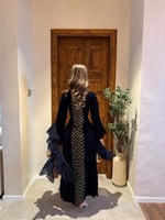 فستان "فخامة " الأسود بتطريز هندسي وشال جورجيت