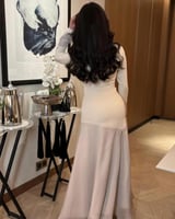 فستان "إيفوري غلو" الشيفون - أناقة عصرية بلمسة ملك...