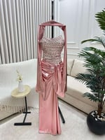 فستان سهرة Rose Gold بتصميم فاخر من الساتان والكري...