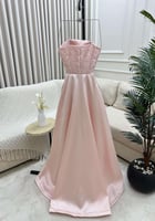 فستان نارين بيوتي فخم بلون وردي فاتح مع ذيل