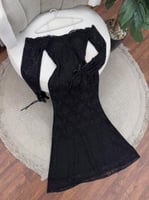 تألقي بفستان سهرة طويل من الدانتيل باللون الأسود و...