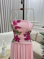 فستان سهرة وردي بتطريز زهور ناعم