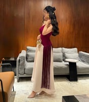 فستان "باربي" بكتف واحد وتفاصيل الهدب الراقية