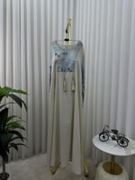 جلابية كتان رمادي فاتح بتطريز هندسي وأكمام واسعة –...