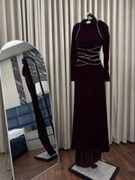 فستان مخملي خمري بلمسات فضية لإطلالة راقية