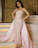 فستان نارين بيوتي فخم بلون وردي فاتح مع ذيل