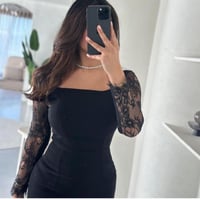 فستان باربي أسود بتصميم أنيق وأكمام دانتيل