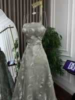 فستان "جازار ليزر" بلمسات التطريز الفاخرة