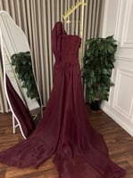 فستان سهره موف طويل ميكادو واقف مطرز ورد على ذيل ط...