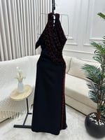 فستان أسود برقبة عالية وتطريز يدوي بارز