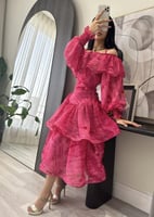 فستان ميدي فوشيا بطبقات وقماش الأورجانزا الفاخر -...