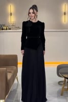 فستان سهرة أسود بتفاصيل مخملية وتنورة مكسرّة جذابة