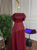 فستان سهرة فخم باللون الخمري مع ذيل ملكي