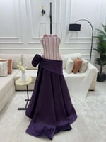 تألقي بفستان مطرز فاخر يجمع بين اللونين الوردي وال...