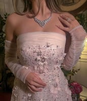 فستان سهرة لحمي راقي بخامة تل مطرز ورد بارز كم منف...