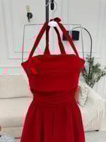 إطلالة مبهرة بفستان مخملي أحمر يعكس الجرأة والفخام...