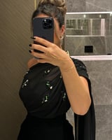 فستان سهرة أسود فاخر بكتف واحد وشال شيفون