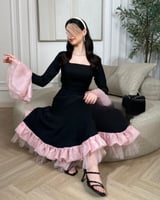 فستان عيد أسود بتفاصيل كشكش وردية