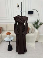 إطلالة ملكية مع فستان بني تفته مكشوف الأكتاف