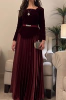 فستان سهرة عودي محتشم بالمخمل والتفته