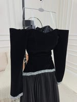 تصميم أسود أنيق من المخمل والشيفون مزين بالكريستال