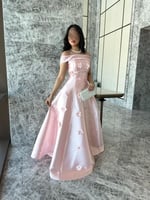 لمسة من الرقي في كل خطوة مع فستان سهره زهري طويل م...