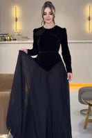 فستان سهرة أسود بتفاصيل مخملية وتنورة مكسرّة جذابة