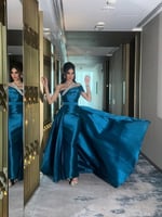 تميزي بإطلالة فخمة مع فستان تركوازي مطرز بالكريستا...