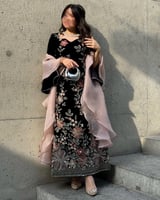 فستان سهرة أسود فخم بتطريز ورد وشال أورجانزا راقي