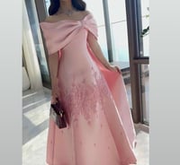 فستان سهرة لونين احمر + زهري ميكادو صدر فيونكه تطر...