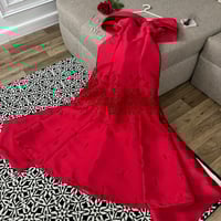 فستان سهرة لونين احمر + زهري ميكادو صدر فيونكه تطر...