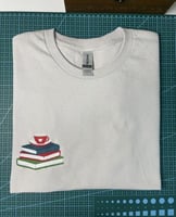 تيشيرت تطريز كتب وقهوة