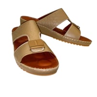 حذاء إماراتي فاخر بنمط منسوج وإبزيم معدني