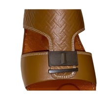 حذاء إماراتي فاخر بنمط منسوج وإبزيم معدني