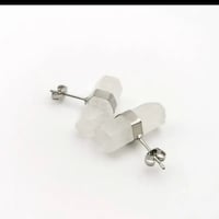 اقراط حجر كلير كوارتز الطبيعي