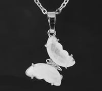 قلادة فراشه ذهبي او فضي من حجر كلير كوارتز ( Clear...