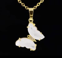 قلادة فراشه ذهبي او فضي من حجر كلير كوارتز ( Clear...