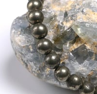اسورة من حجر بايرايت او بيريت ( Pyrite )
