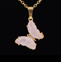 قلادة فراشه من حجر روز كوارتز ( Rose Quartz ) ذهبي...