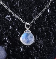قلادة حجر القمر فضة عيار 925